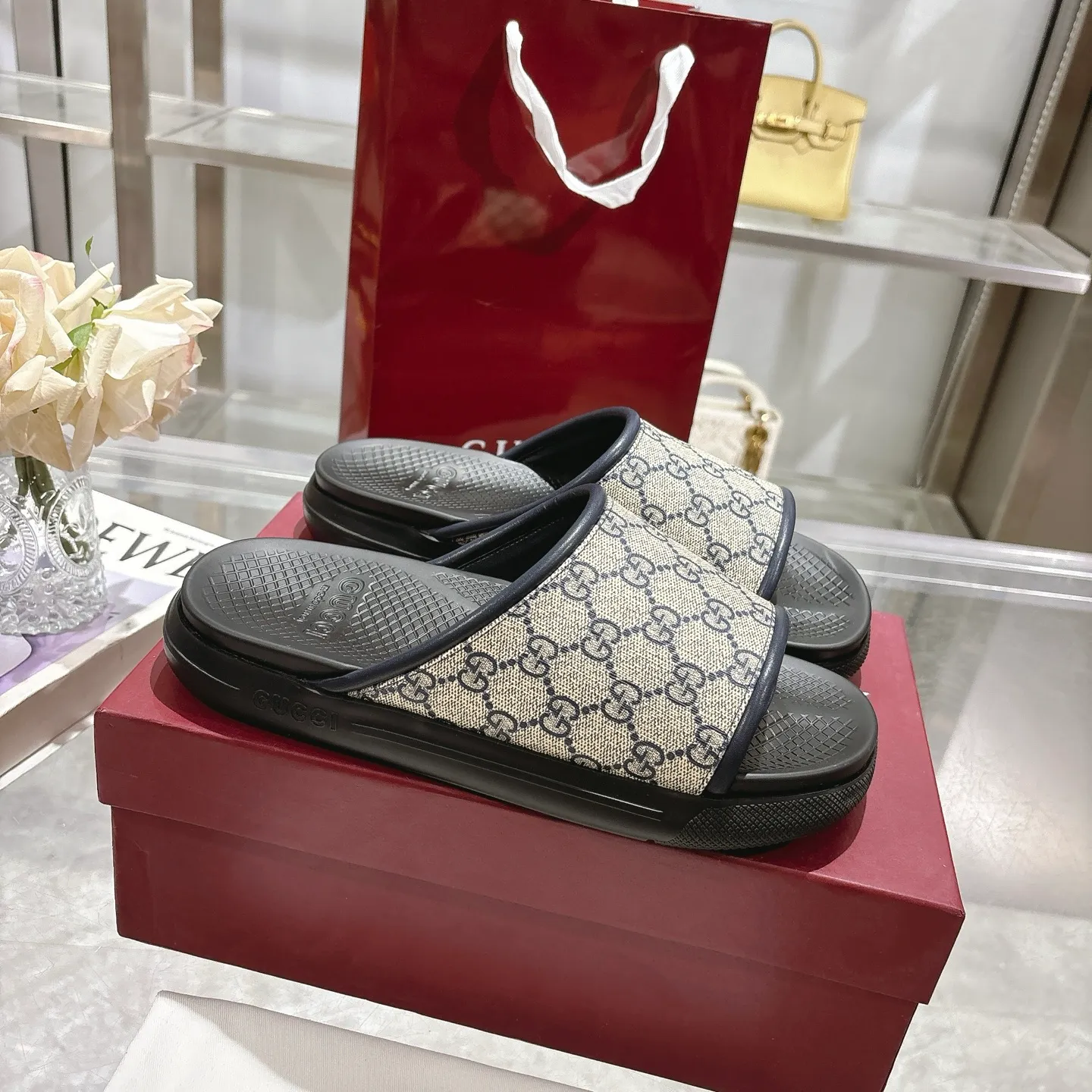 p400🐮🐮New summer men's slip-on slippers. Inspired by the summer spirit and beach clubs of the Italian coast, this piece is part of Gucci Lido. The Pre-Fall collection reinterprets the brand's signature elements and sophisticated patterns in a contemporary way. Made from black rubber, these flat sandals feature a slip-on design that reinterprets the brand's distinctive green and red web design. GG Classic Upper Men's Molded Rubber Footbed Gucci Logo Flat Made in Italy Size: Men's 40 to 47,